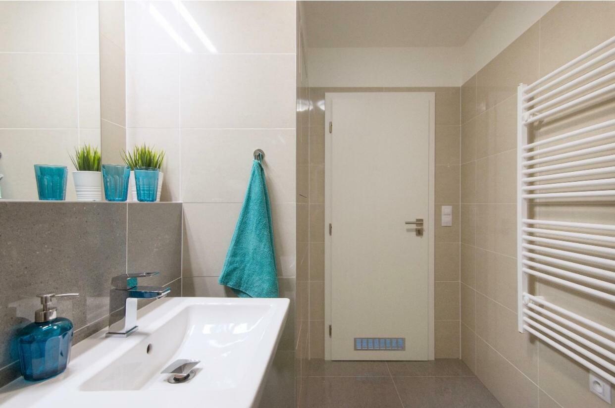 Free Parking In Garage Karolina Plazza, New Cosy Studio With All You Need Praga Exterior foto