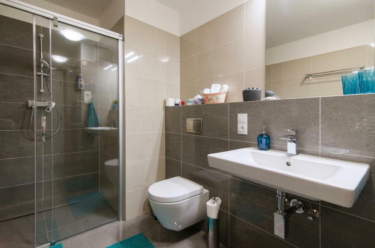 Free Parking In Garage Karolina Plazza, New Cosy Studio With All You Need Praga Exterior foto