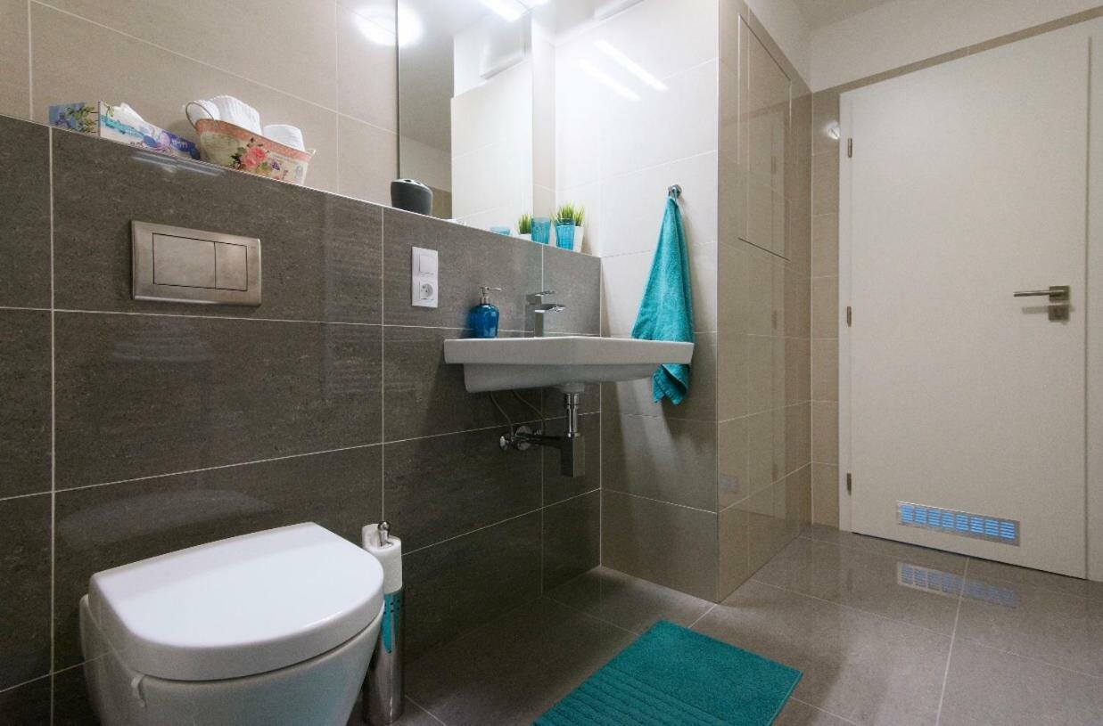 Free Parking In Garage Karolina Plazza, New Cosy Studio With All You Need Praga Exterior foto